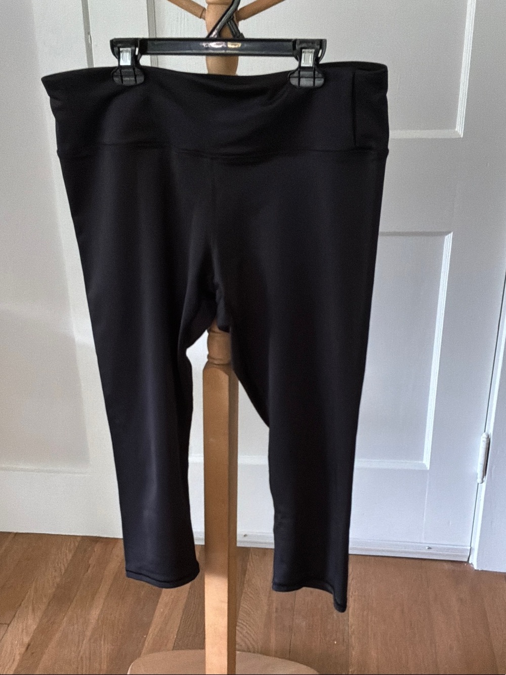 Women's Black Capri Leggings - Copper Fit